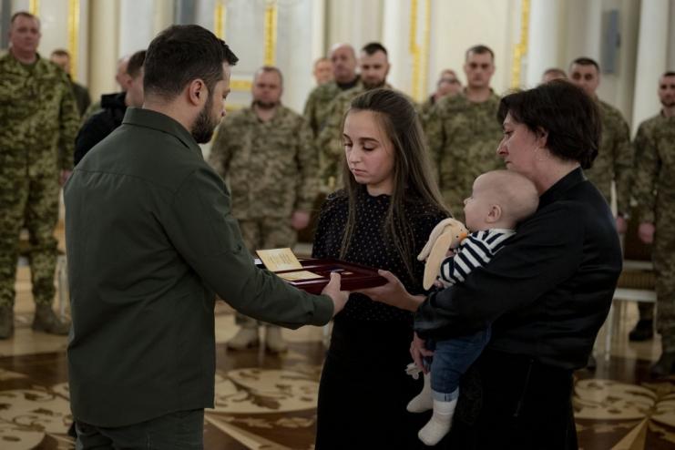 Президент України нагородив «Золотою Зіркою» дружину і тримісячного сина Захисника, який загинув ще у лютому